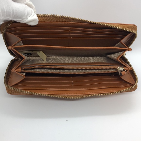 Kate Spade
Larchmont Avenue Neda Pebble Leather - Picture 4 of 7